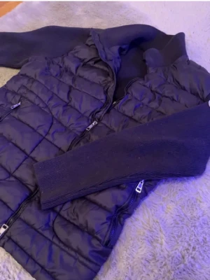 Moncler cardigan - Helt ny, aldrig använd, storlek M. Fri frakt. Fraktar samma dag som köp!