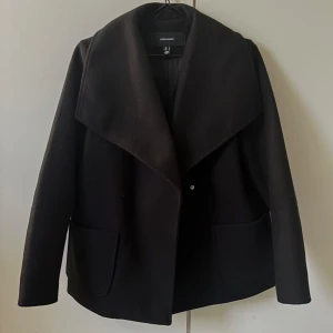 Kort kappa - Jättesnygg svart kort kappa från Vero Moda i Stl S som inte kommer till användning 🙌🏼😍 Passar Xs-S, nypris 799kr (lånade bilder)