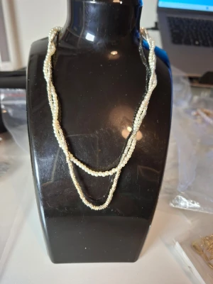 Tvinnat halsband med små pärlor - Överge samlingen, utförsäljning till låga priser