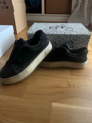 Svarta Doja Eytys - Svarta sneakers från Eytys i modellen Doja med chunky vit sula. Ovandelen är i mocka, det är rättså använda❤️