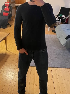 Marinblå Massimo Dutti tröja - Säljer en riktigt go stickad långärmad tröja från Massimo Dutti. Storleken är M men passar även S. Hör av er vid funderingar!❤️‍🩹