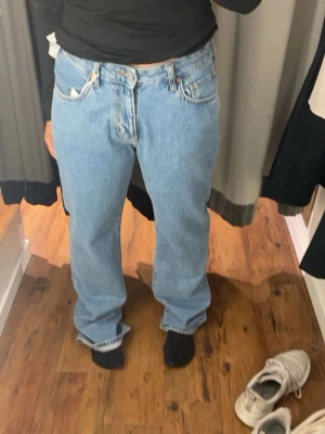 straight mid waist jeans, bikbok - säljer dessa ljusblå jeans från bikbok eftersom de ej kommer till användning 💕 storlek W28 L32, är 160 för referens! dom är i lowwaist modell men passar mig lite mer midwaist (se bild)
