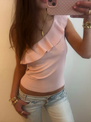 One shoulder rosa volangtopp  - Så fin one shoulder rosa volangtopp! Jag är 168 och det är mina bilder, köp via köp nu direkt eller Swish, kvar tills markerad som såld 💖 