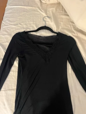 Intimissimi tröja - Säljer den här svarta intimissimi tröjan som är använd få gånger men har några hål i sig, inget man tänker på dock. 