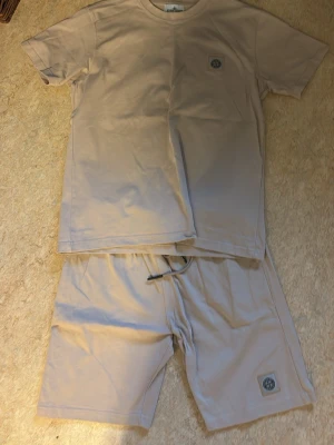 Stone Island Beige set med t-shirt och shorts - Andvänd 1 gång som nya ….. bra kvalité . 