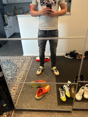 Gråa Dondup George  - Säljer dessa grå Dondup George i storleken 30. Riktigt fet wash på dessa och de är i modellen George detox, vilket betyder att de är lite stretchiga, ungefär som replay hyperflex!