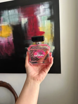Victoria's Secret Tease Heartbreaker parfym - Snygg parfymflaska från Victoria's Secret i modellen Tease Heartbreaker. Flaskan är genomskinlig med rosa detaljer och har en svart, kantig kork. Perfekt för dig som gillar en feminin och lekfull doft i en cool designad flaska.