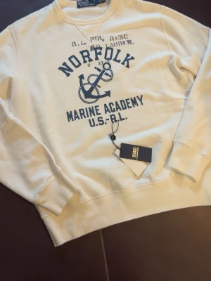 Vit sweatshirt från Polo RL - Tjena! Säljer nu en HELT NY vit ralph lauren sweatshirt med lapp kvar! Tröjan är i storlek M och i perfekt skick! Sjukt sällsynt tröja! Pris går att diskutera, hör av er vid frågor eller funderingar🔥😁🤞