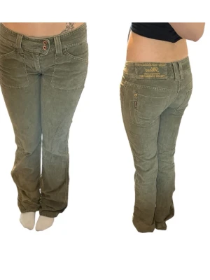 Gröna bootcut byxor  - Säljer dessa snygga gröna bootcut byxor med låg midja då de är för små för mig. Inget synligt slitage finns på byxorna utan de är i fint skick. Färgen är som på första bilden. Midjemått; 40 cm, innerbenslängd; 81 cm, ytterbenslängd; 102 cm. Fler bilder eller frågor, skicka dm. 