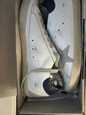 Golden goose sneakers  - Tjena!  Säljer nu ett par Golden Goose sneakers i storlek 43. Passar perfekt nu med sommaren runt hörnet. Hör av dig vid intresse eller om du vill diskutera priset.  OBS! Skokartongen har sett bättre dagar.