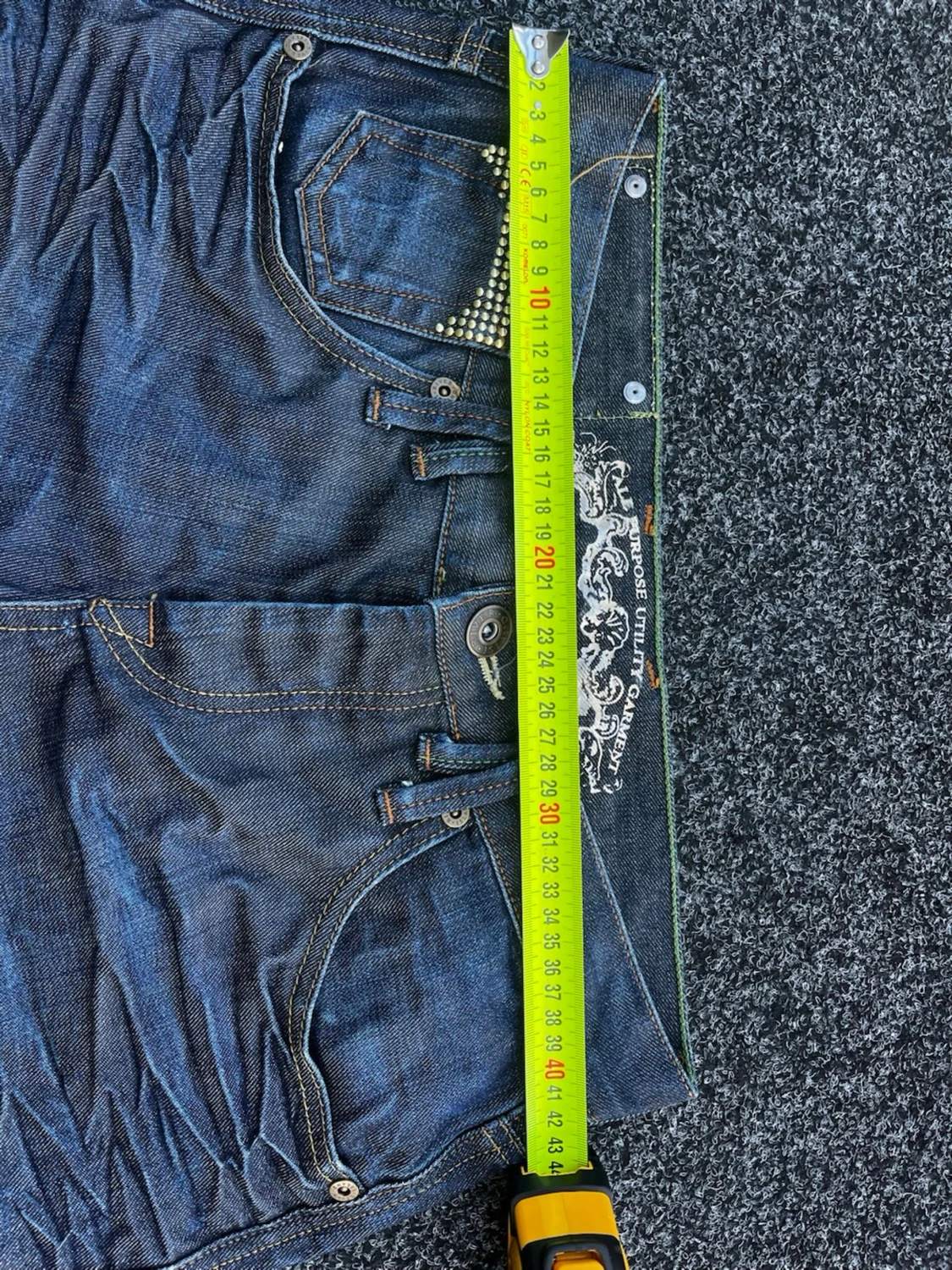 Blå jeans med slitningar och detaljer - 3