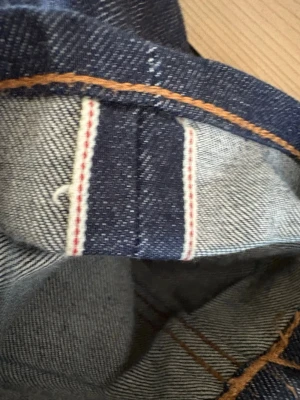 H&M edition raw selvedge jeans - Säljer min super fina H&M edition raw selvedge jeans. De är bara använda några få gånger och är inte tvättade. Storleken är 32/32 Priset kan diskuteras vid snabb och smidig affär. Hör av er om ni undrar något😊