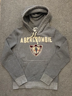 Vintage Abercrombie & Fitch Hoodie - Säljer denna as snygga Abercrombie & Fitch Hoodien | Mycket bra skick | Storlek M | Längd ≈ 70cm, Bredd armhåla-armhåla ≈ 58cm | Modell 175cm, 68kg | Hör av vid funderingar! 