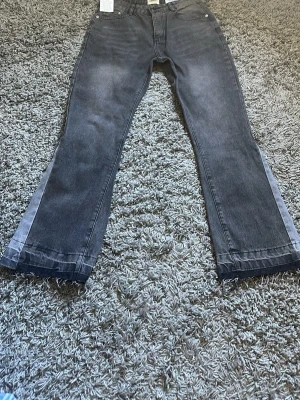 Svarta jeans från Gallery Dept. - Säljer ett par svarta jeans från Gallery Dept. med raka ben och klassisk femficksmodell. Jeansen har en cool tvättad look och är tillverkade i slitstarkt denimtyg. Perfekta för dig som gillar streetwear och vill ha en unik vibe.