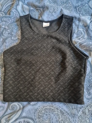 Topp från Gina Tricot - Topp med diskret rutmönster. Snygg att styla till sommaren.