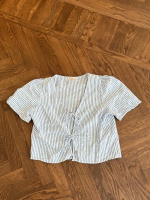 Söt randig topp!💕💕 - Säljer denna söta randiga topp. Den är i jättefint skick! Säljer då den inte kommer till användning.💕💕💕 skriv vid frågor/fler bilder💕💕