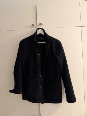 Wool Overshirt A Days March - Original Wool Overshirt from A Days March. Har varit en av mina absoluta favoriter men nu för liten.  Storlek M (sitter som S). Mitt pris 700kr. Navy