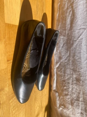 Svarta ballerinaskor  - Bekväma ballerinaskor som är lätta och håller sig fast på fötterna utan att orsaka skavsår.  Perfekta inför sommaren!