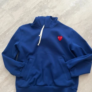 Comme des garcons hoodie  - Säljer min CDG hoodie då jag växt ut den. Inga defekter på sig. Har ni frågor är det bara att höra av sig. Kan sänka priset lite vid en snabb affär. 