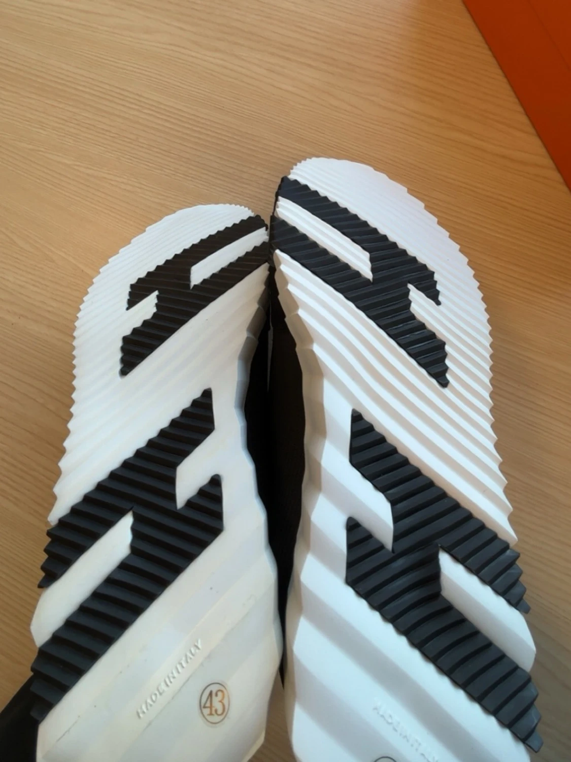 Svarta sneakers med vit sula - 1