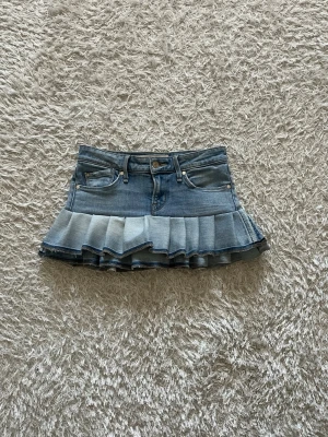 Blå jeanskjol  - Lågmidjad jeanskjol omsydd från ett par jeans. 🌸 Midjemått tvärsöver - 36cm, Längd - 28cm 