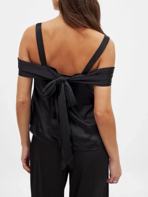 Svart omlott linnetopp med knyt - Snygg svart linnetopp i silkesliknande material med breda axelband och omlott-detalj som knyts i ryggen. Toppen har offshoulder-design och en elegant, flowy passform som ger en cool look. Helt oanvänd och slutsåld, köpt för 400kr