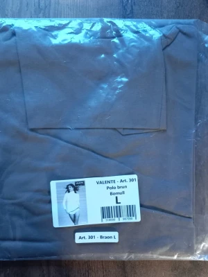 Brun polotopp från Valente i bomull storlek L  - Säljer en brun polotopp från Valente i mjuk bomull. Toppen har klassisk polokrage och är perfekt för att skapa en clean och stilren look. Enkel att matcha med både jeans och kjol. Storlek L.
