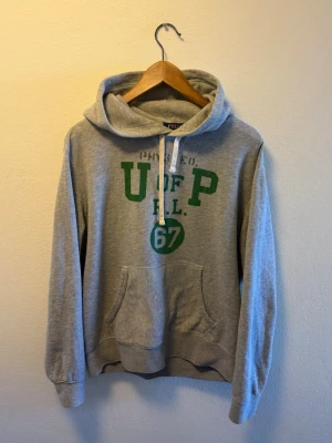 Polo RalphLauren hoodie - Tjena! Säljer denna riktigt snygga polo RalphLauren hoodien, fint skick, storlek M, nypris-2500kr, hör av dig vid funderingar!🙌