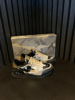Valentino Rockrunners - Schyssta valentino rockrunners i camo💚🤎storlek 42 men passar 43 också! Allt og medföljer! Dm för funderingar⭐️