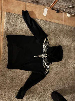 Marcelo Burlon Hoodie - Storlek L, för fler bilder eller frågor är det bara att skriva. Priset går att diskutera 