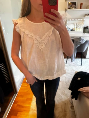 Vit blus med spetsdetaljer - Jätte söt linne blus från Zara med volanger🤍
