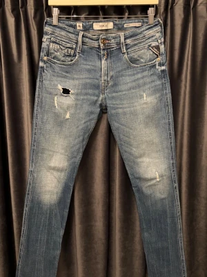 Replay anbass aged 05 - Replay anbass aged 05 - skick 8/10, bra skick! - storlek 30/32 - sjukt feta jeans med både snygg wash och snygga slitningar - nypris 2200kr - hör av er vid frågor🙌
