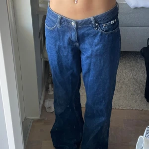 Blåa baggy jeans från Calvin Klein  - Måste tyvärr sälja mina absoluta favoritjeans från CK då de blivit lite för stora för mig. De är i bra skick, låga i midjan och baggy. W26, L30. Skulle säga att de passar S/M