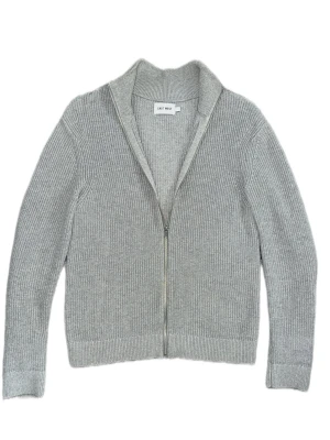 East West full zip  - Tja! Säljer denna ribbstickade kofta från East West! Koftan är använd ett få antal gånger, och har därmed inga tecken på defekter eller slitage. Skriv gärna ifall du har några funderingar! 👍