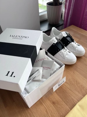 Valentino Garavani rockstud vita/svarta sneakers - Säljer mina Valentino skor som är endast provade 2 gånger utomhus. Dem är i jätte fint skick, som nya. Säljs i skolådan.  Uppskattar snabbt köp och skickas snarast!