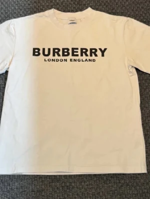 Vit Burberry t-shirt  - Vit  Burberry t-shirt 