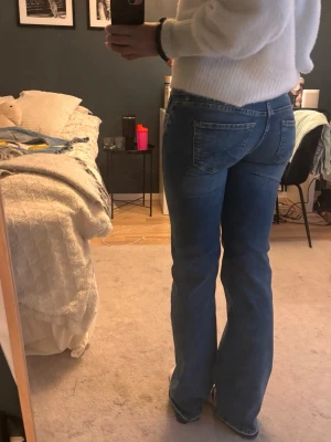Bootcut jeans mid waist - Midjemått:35cm, Innerbenslängden: 84 cm. Skulle säga passar Xs och s då de är stretchiga o passar på mig som har 36