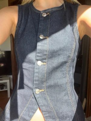 Jeanstopp - Mörkblå Jeanstopp från Gina. Använts ett fåtal gånger, säljes då den inte kommer till användning!💙 Nypris: ca 450kr, pris går att diskutera vid snabb affär!