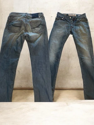 Jacob cohen jeans - Hej säljer nu dessa Jacob cohen jeans i storlek w30 måtten är 102 i ytterbens längd innerbenet är 72 midjan 40 och benöppningen 18 hör av dig vid frågor 