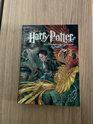 Harry Potter och Hemligheternas kammare 2an - Säljer boken 'Harry Potter och Hemligheternas kammare' av J.K. Rowling. Omslaget har färgstarka illustrationer med Harry, Fawkes och en staty. Boken är inbunden och på svenska. Perfekt för dig som älskar magi, äventyr och fantasy.