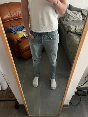 Ljusblå slitna jeans från dondup  - Storlek 30