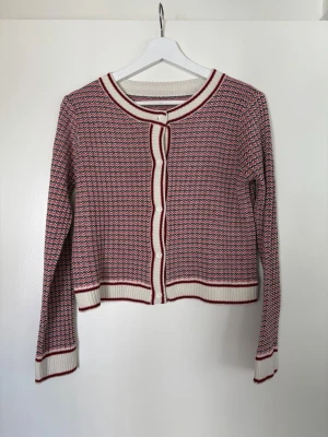 Cardigan - Så fin cardigan. Finns ingen lapp men uppskattar storleken till S/M. 