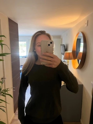 Stickad tröja  - Super skön mörkgrön stickad tröja! 