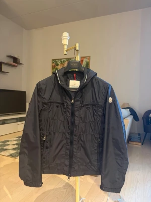 Unik Moncler Windbreaker - Säljer en windbreaker från Moncler, bra skick, unik och endast använd fåtal gånger. Köpt från Merchsweden där äkthet garanteras. Storlek S. Mörkblå.