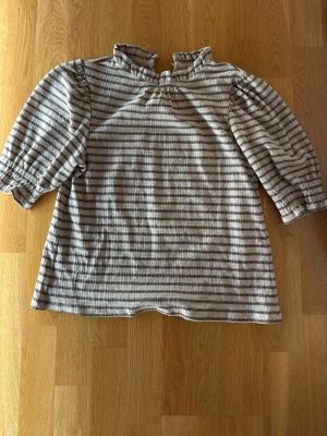 Söt blus - Beige och svart randig blus från holly and whyte. Använd fåtal gånger. Pris kan diskuteras💕