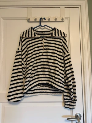 Randig ziptröja med dragkedja  - Skicka meddelande för fler bilder eller vid frågor<3