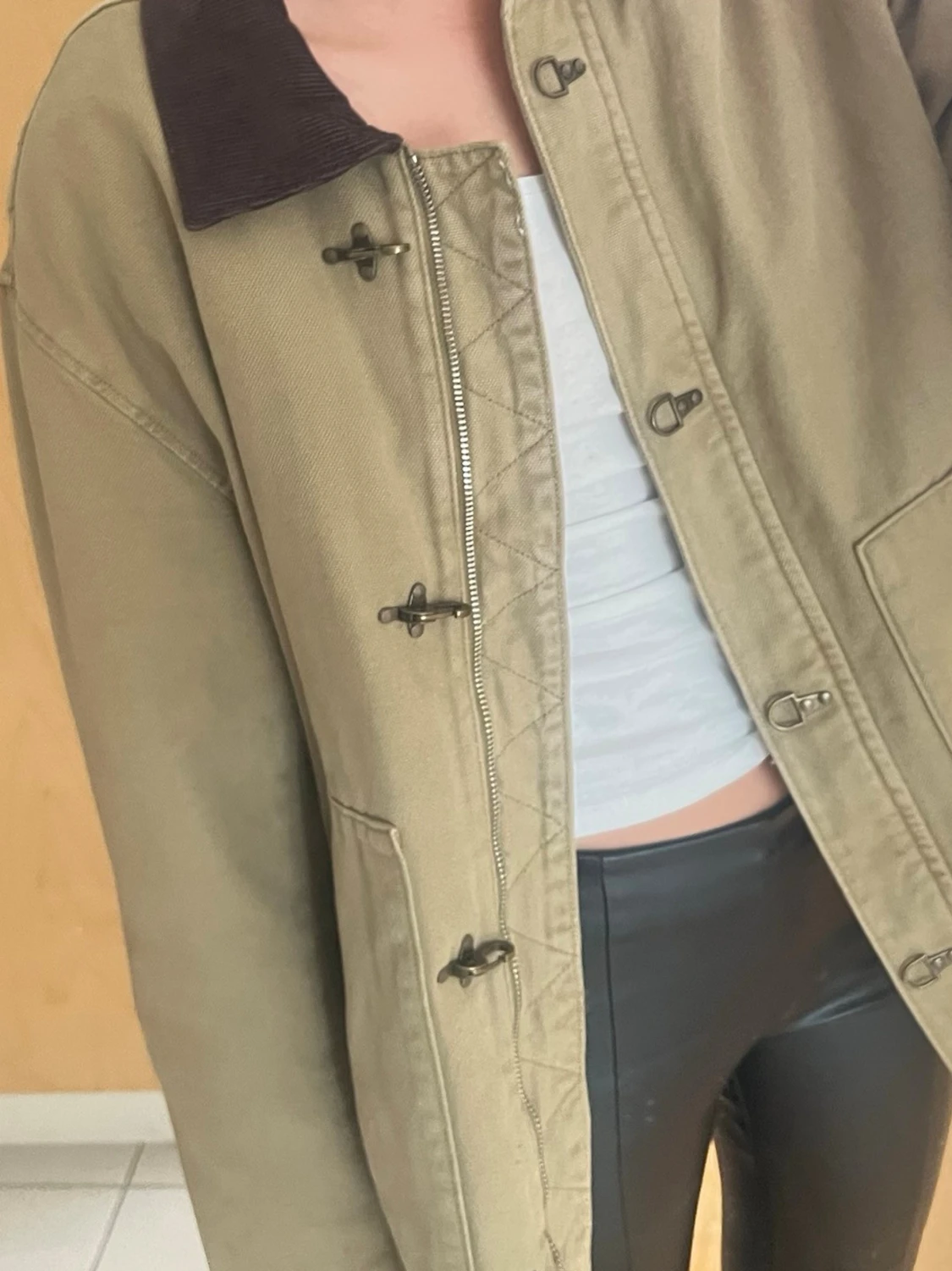 Beige parkajacka med brunt krage - 1