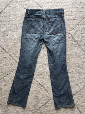 Bootcut jeans med detaljerade fickor - Blå jeans med detaljerade fickor💕Innerbenslängd: 78, midjemått: 39 