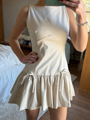 Beige kort klänning från Zara - Sååå snygg beige klänning från Zara