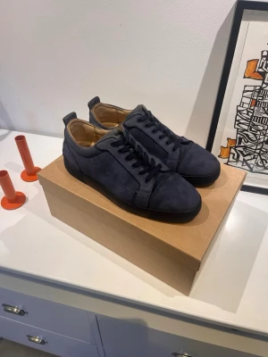 Cristian Louboutin skor - Hej! Christian Louboutin “Fun Louis Junior Flat” Färg: Rock. Storlek: 44 (EU). Skorna är i mycket bra skick. Syns knappt att de är använda, typ endast synligt från insidan. Köptes för 814€. Box, helt nya originalskosnören, dust bag och alla kvitton osv ingår. Tveka inte på att höra av dig om du har några frågor!